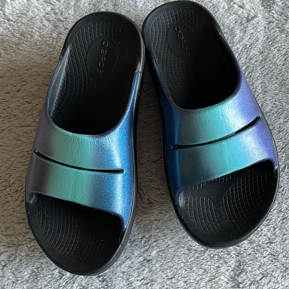 OOFOS  Metallic blue/Aqua    SIZE w7  m5